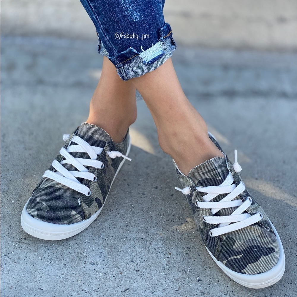 Canvas camo slip on sneakers